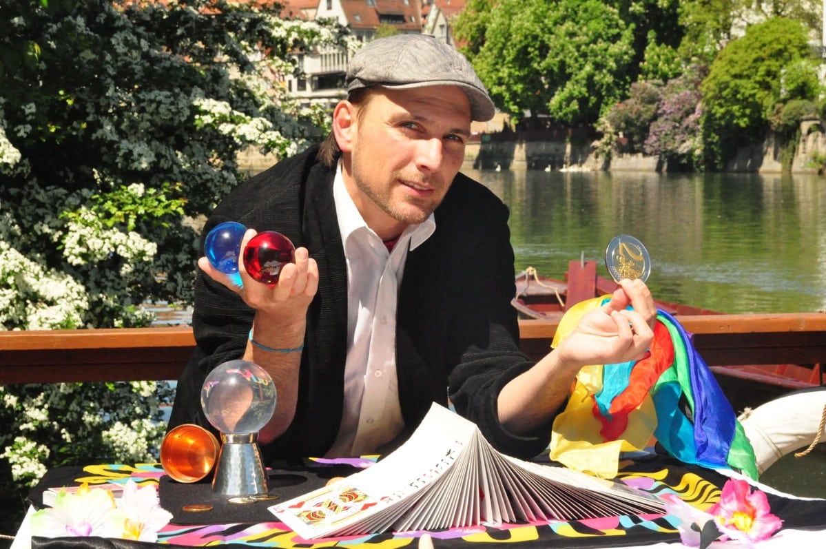Zauberfloss 1 - Neckar Floß Tübingen Zauberer Unterhaltung Zauberer-Marko-Ripperger-Zauberfloß