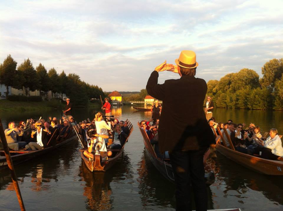 Zauberfloss 10_2 - Firmenevent in Tübingen Neckar mit Zaubershow Stocherkahn-Zauberer-Markos-Magic